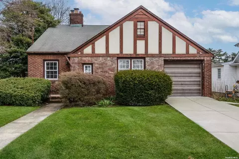 304 Mineola Blvd, Mineola, NY 11501