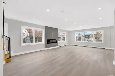 118-12 201 St, Saint Albans, NY 11412