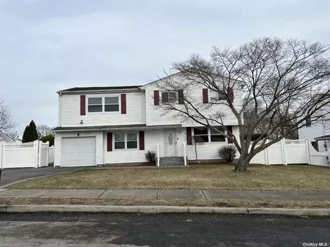 33 Pamela Ln, Selden, NY 11784