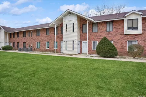 17 Kiowa Ct #17K, Coram, NY 11727