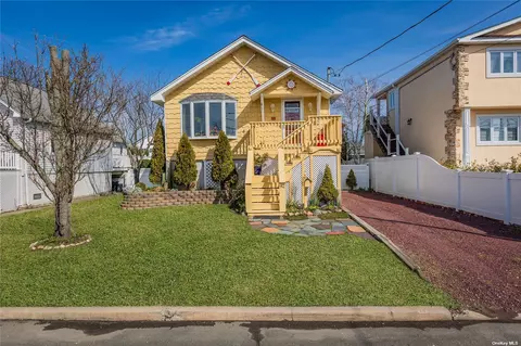 92 Shore Rd, Lindenhurst, NY 11757