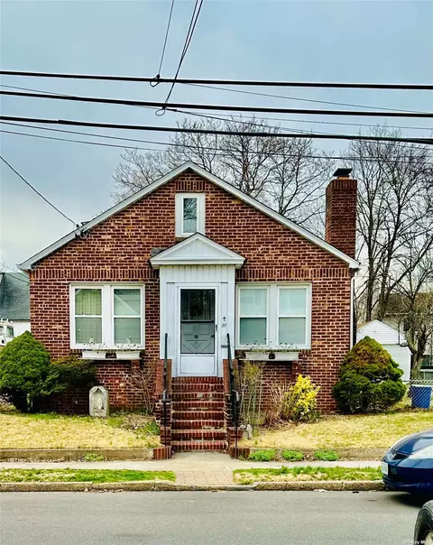 35 Dunwood Rd, Port Washington, NY 11050