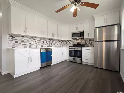 11 Lynx Ln, East Setauket, NY 11733