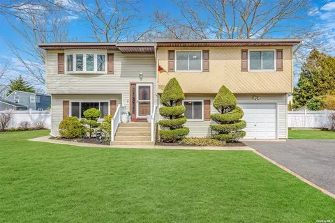 36 Woodbrook Dr, Ridge, NY 11961