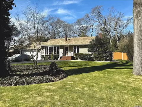 27 Edgewood Ave, Nesconset, NY 11767