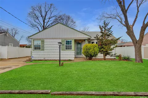 2426 Cedar St, Seaford, NY 11783