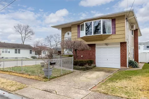 103 N Monroe Ave, Lindenhurst, NY 11757