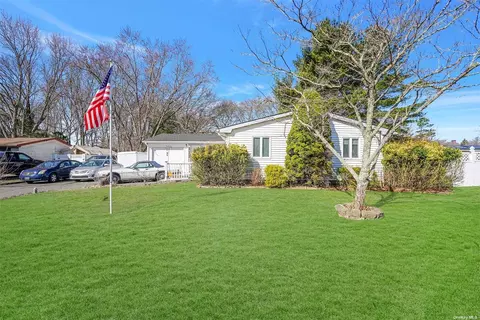 170 4th Ave, Holtsville, NY 11742