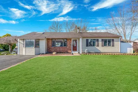 11 Dashen Ln, Holbrook, NY 11741