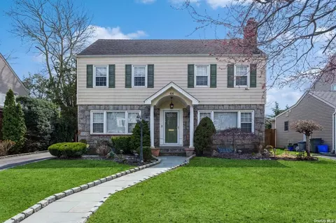 44 Greystone Rd, Rockville Centre, NY 11570