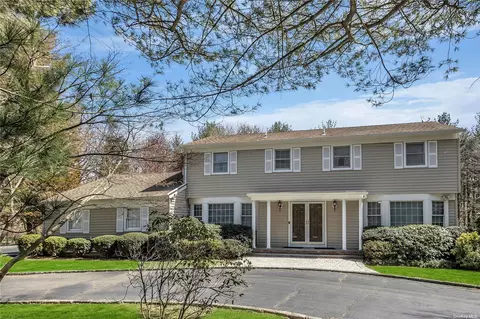 17 Fox Ct, Syosset, NY 11791