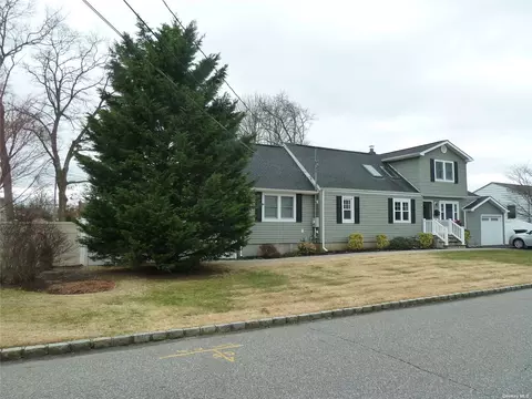 326 Aster Rd, West Islip, NY 11795