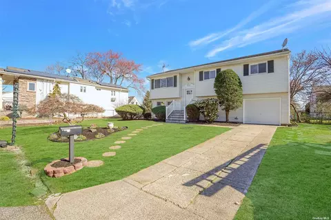192 Maple Ct, Copiague, NY 11726