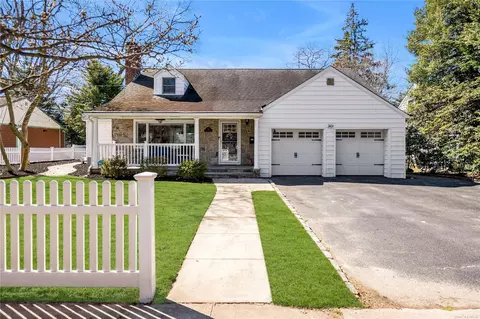 114 Middle Neck Rd, Port Washington, NY 11050