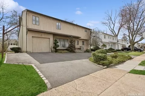 943 Cedarhurst St, Valley Stream, NY 11581