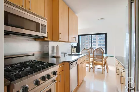 33-55 14th St #10C, Astoria, NY 11106