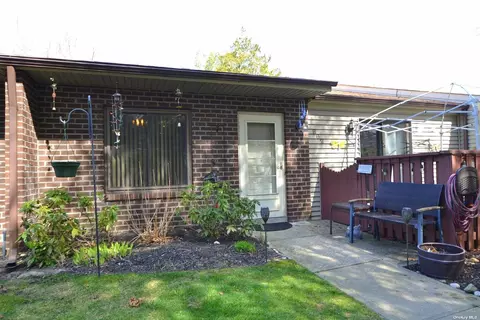 862 Skyline Dr #826, Coram, NY 11727