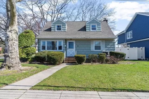 3 Lydia St, Valley Stream, NY 11580