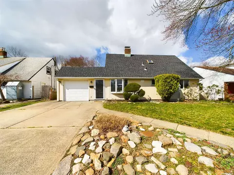 12 Pintail Ln, Levittown, NY 11756