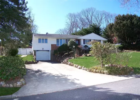 28 Robin Dr, Hauppauge, NY 11788