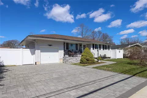 83 Prairie Dr, North Babylon, NY 11703