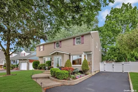 20 Evelyn Dr, Syosset, NY 11791