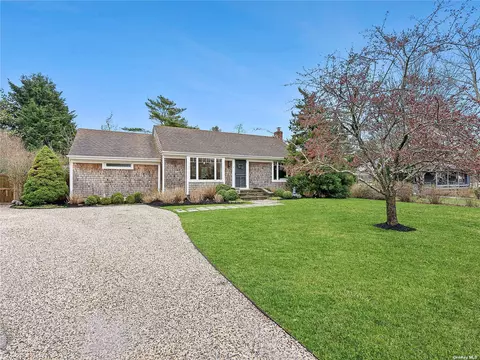 3 Walker Ct, East Quogue, NY 11942
