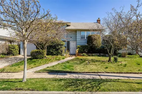 221 Delaware Ave, Island Park, NY 11558