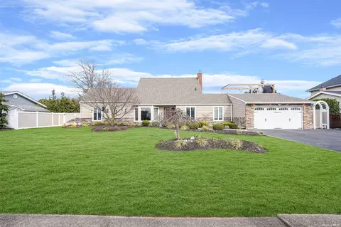 22 Shore Dr, Copiague, NY 11726