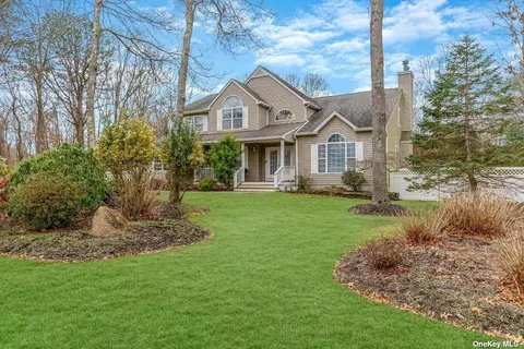 14 Silas Woods Rd, Manorville, NY 11949