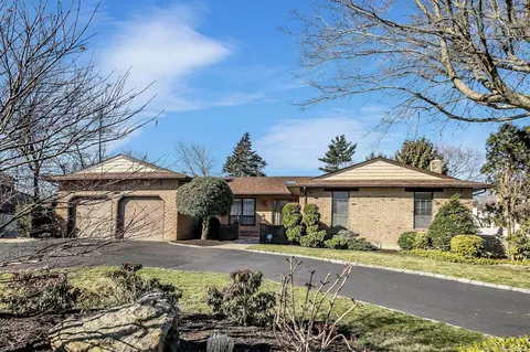 25 Pelican Ct, Syosset, NY 11791