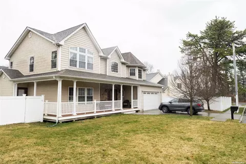 7 Hudson Ave, Sayville, NY 11782