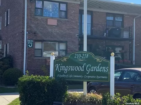 214 Fulton St #1G, Farmingdale, NY 11735