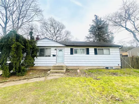 224 Spur Dr, Bay Shore, NY 11706