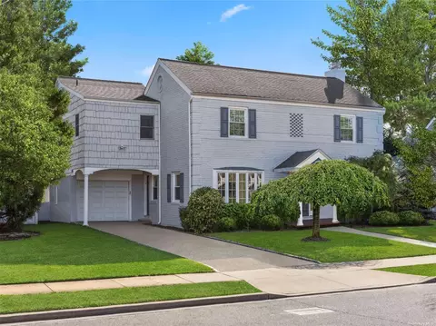 140 Wright Rd, Rockville Centre, NY 11570