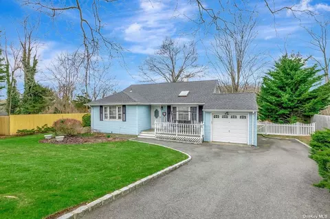 4 Grand St, Smithtown, NY 11787