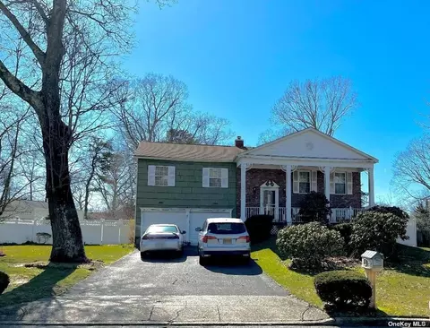 4 Teele Dr, Coram, NY 11727