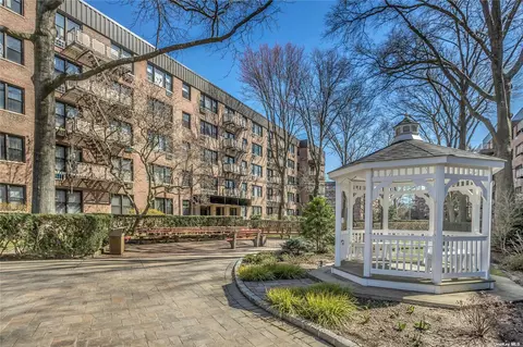6 Birchwood Ct #2M, Mineola, NY 11501