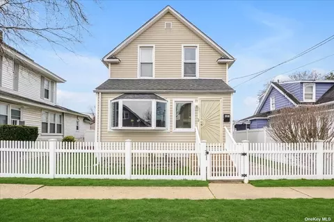 101 Dartmouth St, Hempstead, NY 11550