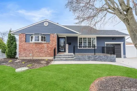 29 Wilshire Dr, North Babylon, NY 11703