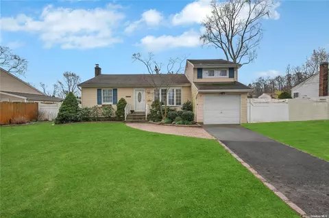 8 Elmtree Ln, Huntington Station, NY 11746