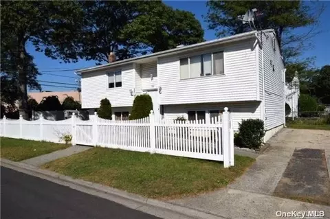 99 Verdi Ave, Copiague, NY 11726