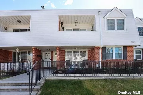 45 Santa Barbara Dr #45, Plainview, NY 11803