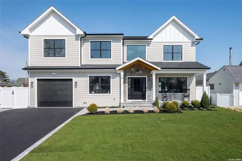 5 Lace Ln, Westbury, NY 11590