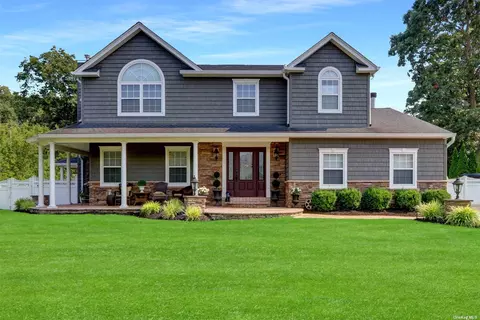 2 Sleepy Holw, Centereach, NY 11720