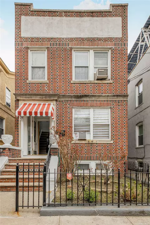 25-45 42nd St, Astoria, NY 11103