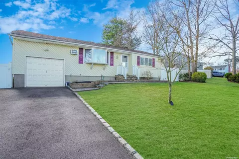 300 Nagle Ln, Central Islip, NY 11722