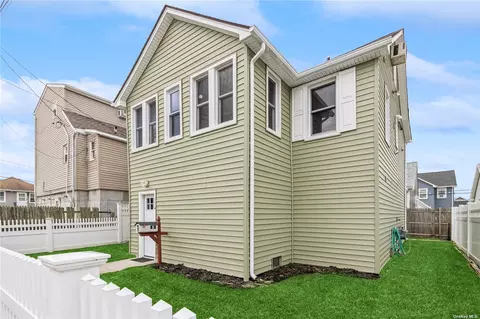 4 Keane Walk, Island Park, NY 11558