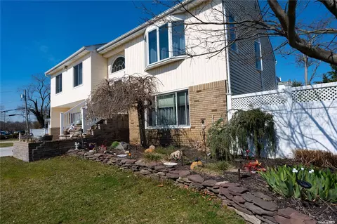 7 Belcul Ct, East Islip, NY 11730