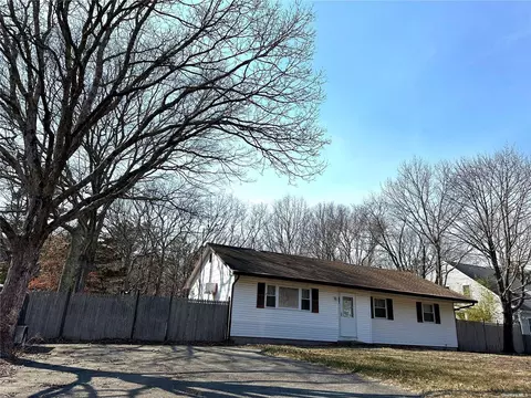 315 Brookhaven Ave, Flanders, NY 11901